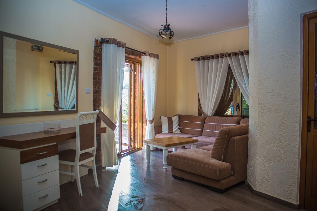 Hotel Livia Ksamil Exterior photo